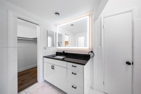 Condominio en alquiler en Bay Harbor Islands, Florida, 2 dormitorios, 152.82 m2 № 1947550 - foto 16