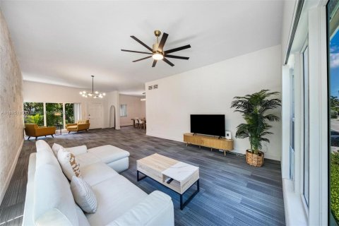 Condominio en alquiler en Bay Harbor Islands, Florida, 2 dormitorios, 152.82 m2 № 1947550 - foto 1