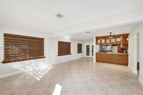 House in Hollywood, Florida 2 bedrooms, 88.81 sq.m. № 1991354 - photo 5