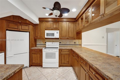 House in Hollywood, Florida 2 bedrooms, 88.81 sq.m. № 1991354 - photo 12