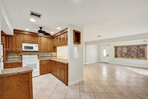 House in Hollywood, Florida 2 bedrooms, 88.81 sq.m. № 1991354 - photo 10