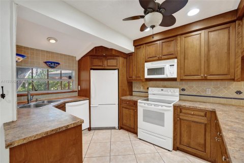 House in Hollywood, Florida 2 bedrooms, 88.81 sq.m. № 1991354 - photo 11