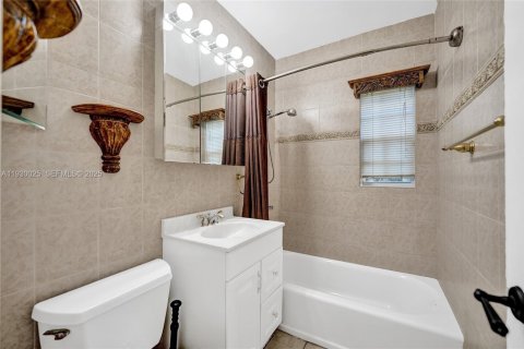 House in Hollywood, Florida 2 bedrooms, 88.81 sq.m. № 1991354 - photo 15