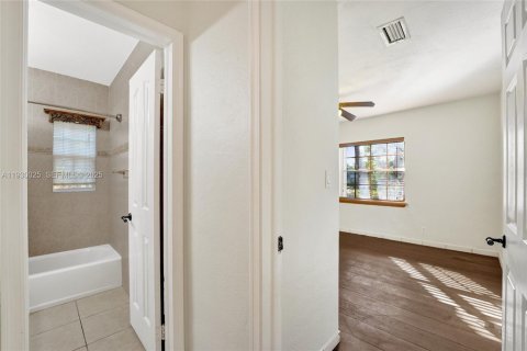 House in Hollywood, Florida 2 bedrooms, 88.81 sq.m. № 1991354 - photo 14