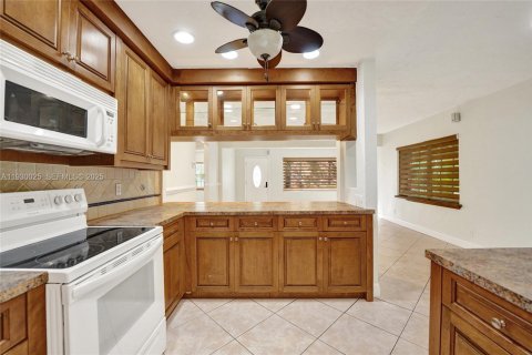 House in Hollywood, Florida 2 bedrooms, 88.81 sq.m. № 1991354 - photo 13