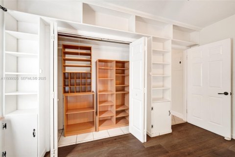 House in Hollywood, Florida 2 bedrooms, 88.81 sq.m. № 1991354 - photo 23