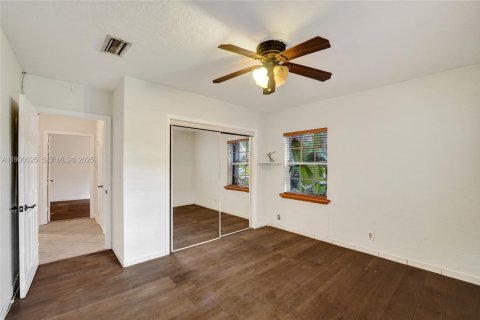 House in Hollywood, Florida 2 bedrooms, 88.81 sq.m. № 1991354 - photo 18