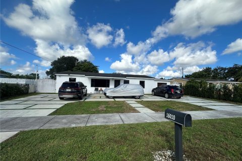 Дом в Майами-Гарденс, Флорида 4 спальни, 175.59м2 № 1978606