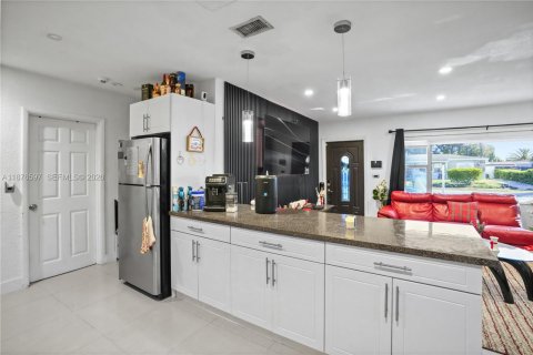 Купить виллу или дом в Майами-Гарденс, Флорида 4 спальни, 175.59м2, № 1978606 - фото 18