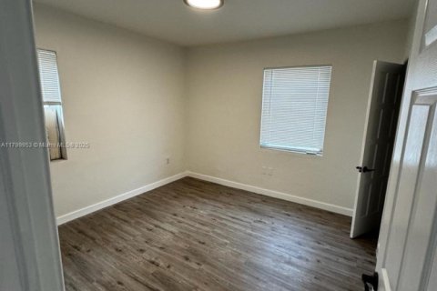 House in Miami, Florida 2 bedrooms, 73.39 sq.m. № 1936910 - photo 2