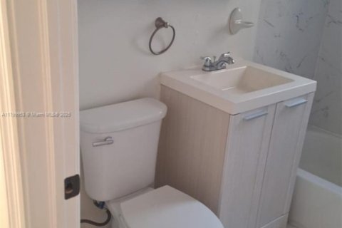 House in Miami, Florida 2 bedrooms, 73.39 sq.m. № 1936910 - photo 4