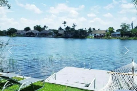 Adosado en alquiler en Dania Beach, Florida, 3 dormitorios, 105.07 m2 № 1944531 - foto 1