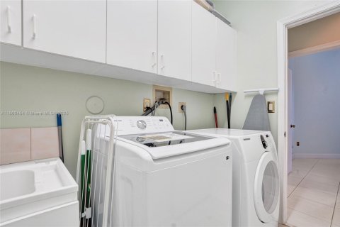 Casa en venta en Pembroke Pines, Florida, 4 dormitorios, 202.16 m2 № 1978665 - foto 15