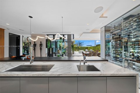 Villa ou maison à vendre à Miami, Floride: 6 chambres, 590.95 m2 № 1963507 - photo 18