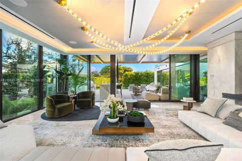 Villa ou maison à vendre à Miami, Floride: 6 chambres, 590.95 m2 № 1963507 - photo 12