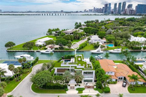 Villa ou maison à vendre à Miami, Floride: 6 chambres, 590.95 m2 № 1963507 - photo 1