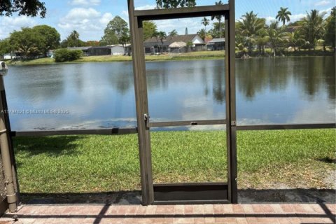 Casa en venta en Pembroke Pines, Florida, 3 dormitorios, 122.91 m2 № 1685688 - foto 2