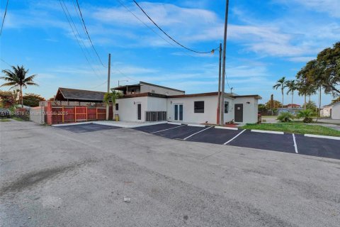 Commercial property in West Park, Florida № 1816408 - photo 6