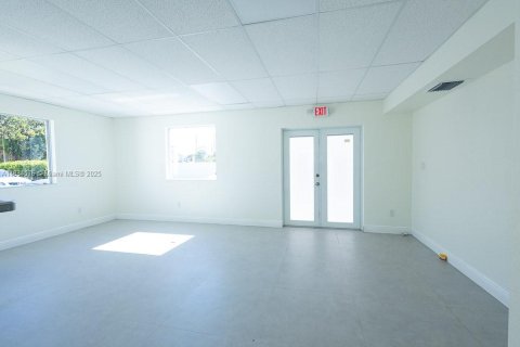 Commercial property in West Park, Florida № 1816408 - photo 9