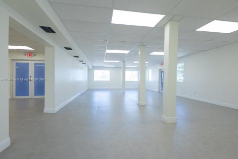Commercial property in West Park, Florida № 1816408 - photo 10