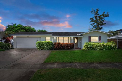 Villa ou maison à vendre à Saint Petersburg, Floride: 4 chambres, 216.28 m2 № 1907164 - photo 2