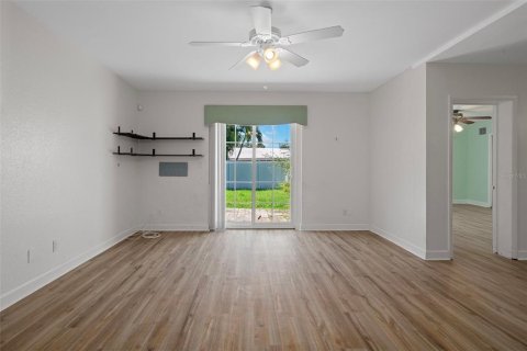 Villa ou maison à vendre à Saint Petersburg, Floride: 4 chambres, 216.28 m2 № 1907164 - photo 17