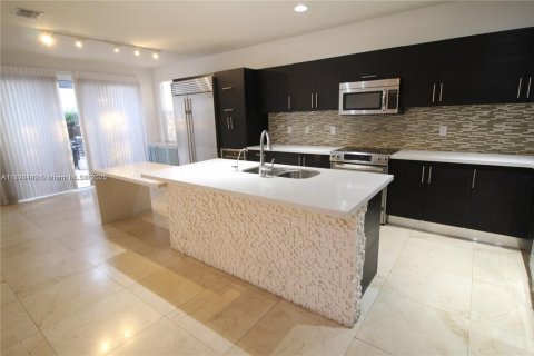 House in Doral, Florida 5 bedrooms, 297.75 sq.m. № 2053912 - photo 4