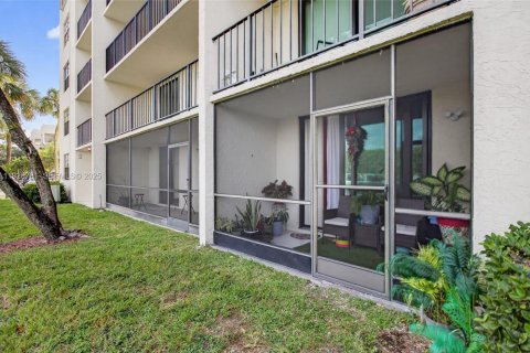 Condominio en venta en Tamarac, Florida, 2 dormitorios, 92.44 m2 № 2034692 - foto 2