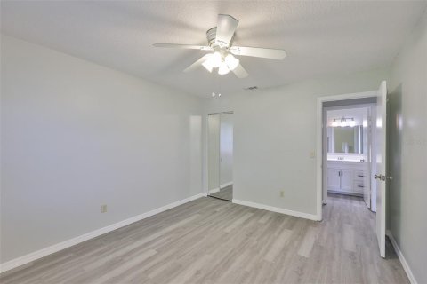 Condo in Sun City Center, Florida, 2 bedrooms  № 1842198 - photo 21