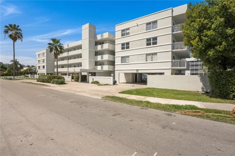 Condo in North Miami Beach, Florida, 2 bedrooms  № 1868304 - photo 18