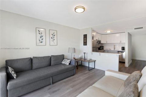 Condo in North Miami Beach, Florida, 2 bedrooms  № 1868304 - photo 3