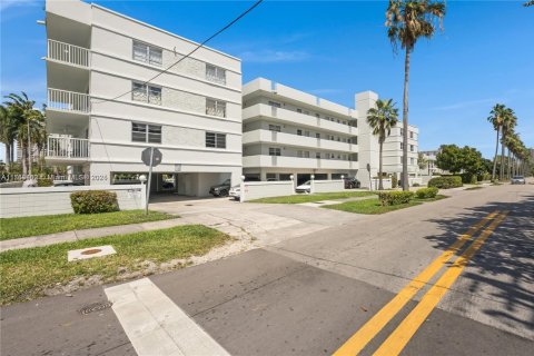 Condo in North Miami Beach, Florida, 2 bedrooms  № 1868304 - photo 17