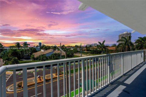 Condo in North Miami Beach, Florida, 2 bedrooms  № 1868304 - photo 1
