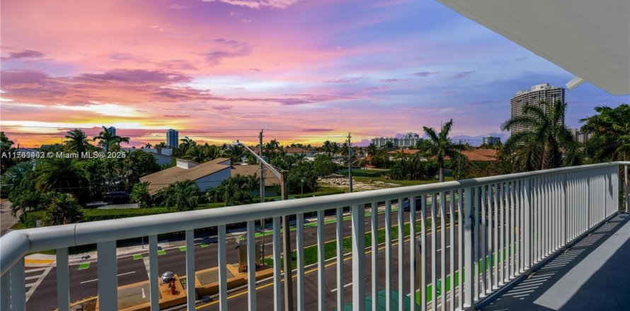 Condo in North Miami Beach, Florida, 2 bedrooms № 1868304