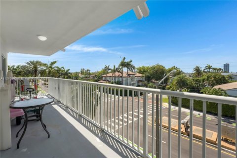 Condo in North Miami Beach, Florida, 2 bedrooms  № 1868304 - photo 13