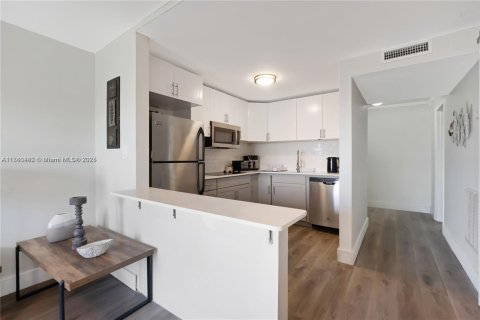 Condo in North Miami Beach, Florida, 2 bedrooms  № 1868304 - photo 4