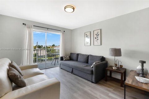 Condo in North Miami Beach, Florida, 2 bedrooms  № 1868304 - photo 2