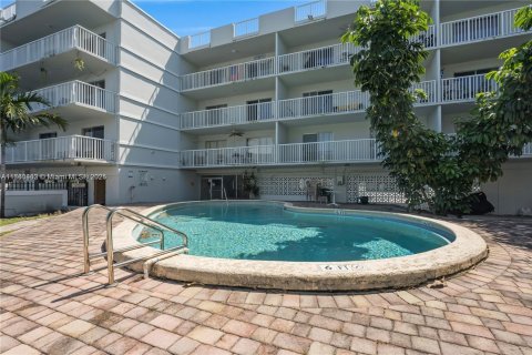 Condo in North Miami Beach, Florida, 2 bedrooms  № 1868304 - photo 14