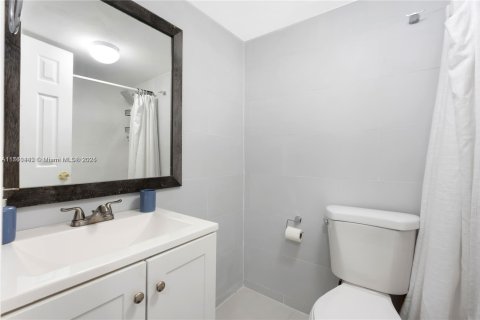 Condo in North Miami Beach, Florida, 2 bedrooms  № 1868304 - photo 9