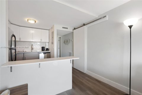 Condo in North Miami Beach, Florida, 2 bedrooms  № 1868304 - photo 7