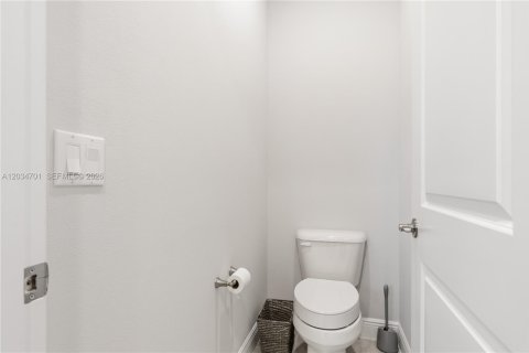 House in Vero Beach, Florida 3 bedrooms, 218.88 sq.m. № 2087141 - photo 24