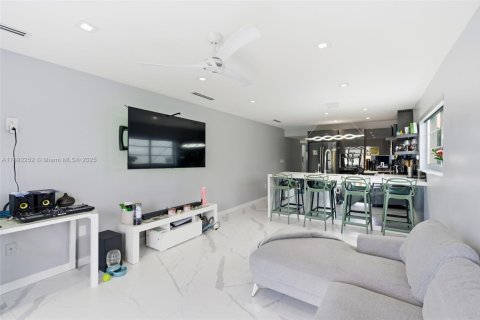 Condominio en alquiler en Miami Beach, Florida, 3 dormitorios, 104.7 m2 № 1950936 - foto 10