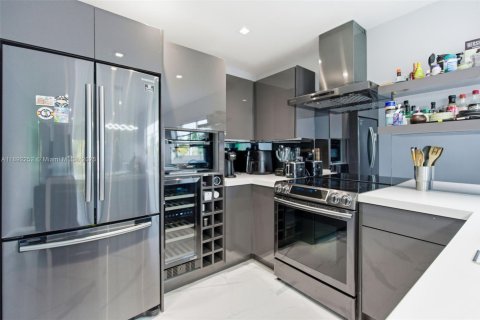 Condominio en alquiler en Miami Beach, Florida, 3 dormitorios, 104.7 m2 № 1950936 - foto 2