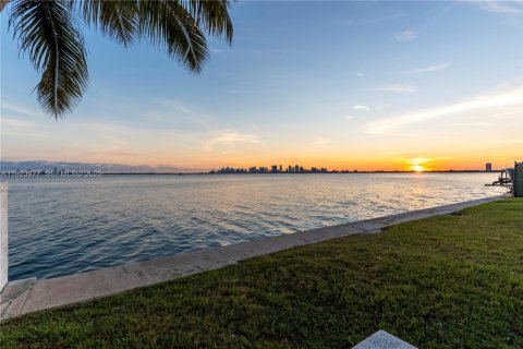 Купить коммерческую недвижимость в Норт-Бей-Виллидж, Флорида № 1987124 - фото 7