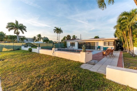 Купить коммерческую недвижимость в Норт-Бей-Виллидж, Флорида № 1987124 - фото 19