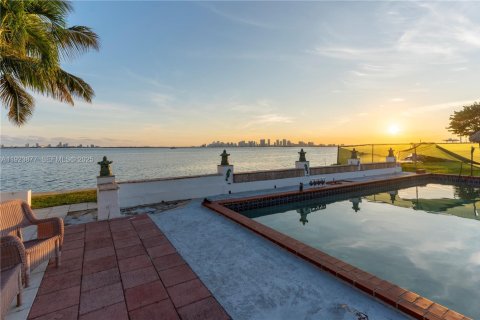 Купить коммерческую недвижимость в Норт-Бей-Виллидж, Флорида № 1987124 - фото 1