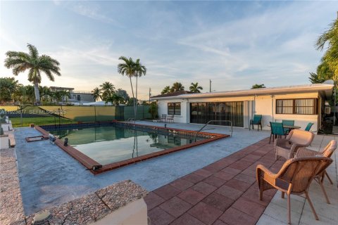 Купить коммерческую недвижимость в Норт-Бей-Виллидж, Флорида № 1987124 - фото 20