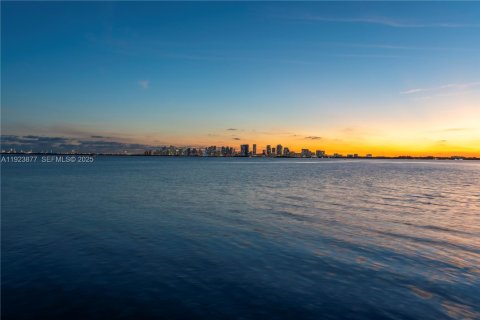 Купить коммерческую недвижимость в Норт-Бей-Виллидж, Флорида № 1987124 - фото 13