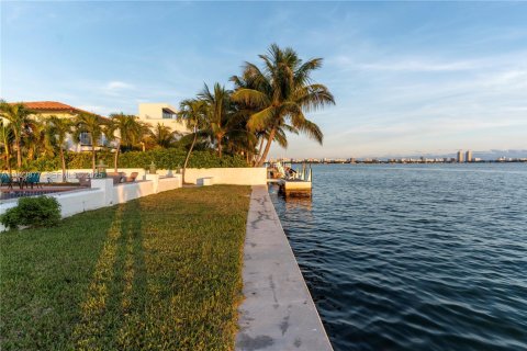 Купить коммерческую недвижимость в Норт-Бей-Виллидж, Флорида № 1987124 - фото 18