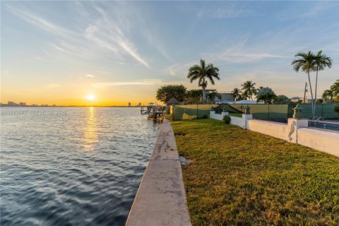 Купить коммерческую недвижимость в Норт-Бей-Виллидж, Флорида № 1987124 - фото 22